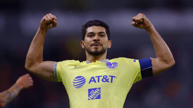 Henry Martin celebra un gol con América en el Clausura 2023